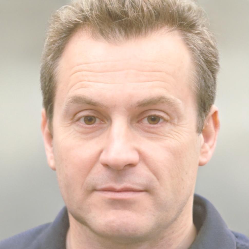 Membre de l'équipe xelyvotranis travaillant sur l'analyse financière